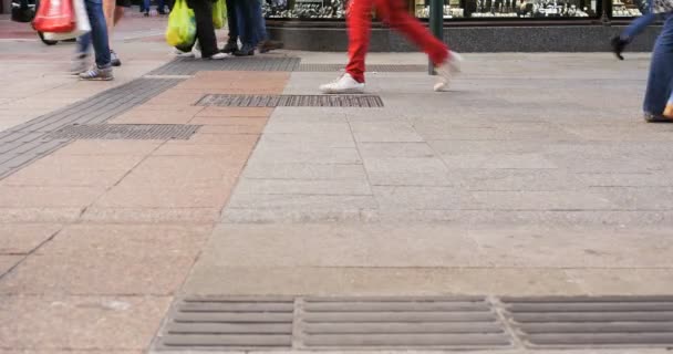 Menigte van anonieme mensen lopen op drukke straat van Dublin — Stockvideo