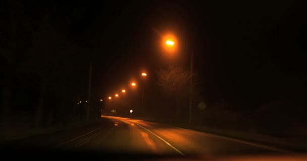 Velocidade na auto-estrada embora pequena cidade à noite — Vídeo de Stock