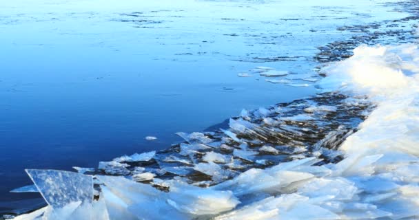 Zwevende ijs door de rivier, winterlandschap — Stockvideo