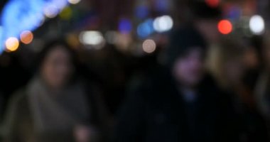 Kalabalık anonim insanların meşgul Dublin street yürüyüş