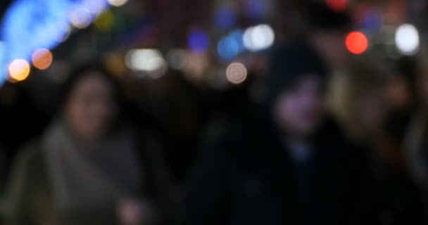 Multitud de personas anónimas caminando por la concurrida calle Dublin — Vídeos de Stock