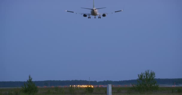 Avión de pasajeros de aterrizaje en la noche 4k — Vídeos de Stock