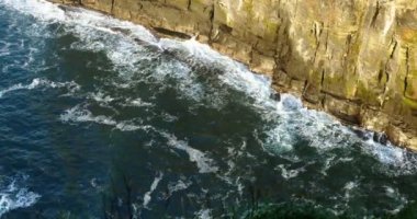 Cliff İrlanda karşı kırma dalga