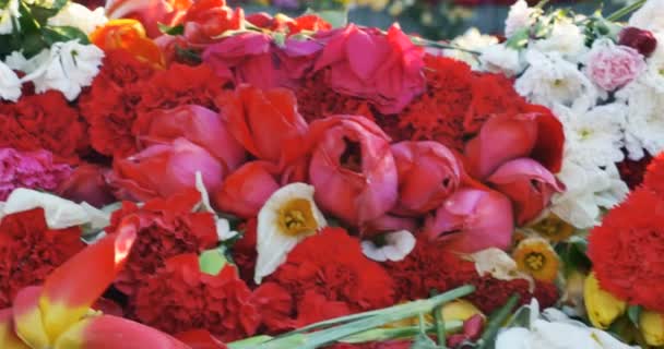 Bloemen geplaatst bij een monument voor de dag van de overwinning van de Tweede Wereldoorlog 2, 4k — Stockvideo