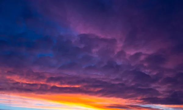 Niebo z chmurami i słońcem — Zdjęcie stockowe