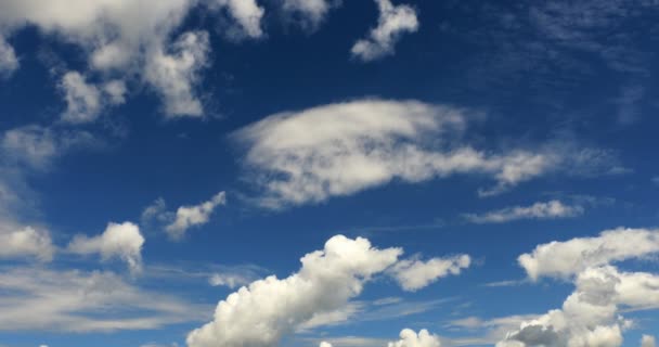 Nuvens brancas e céu azul mooving lento durante o dia, 4k — Vídeo de Stock