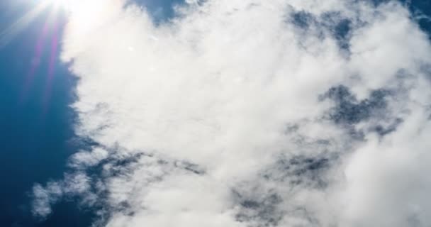 Mavi gökyüzü ve beyaz bulutlar yere, 4k bakış — Stok video