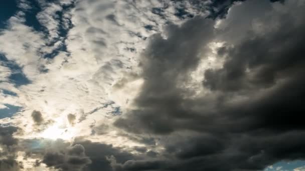 Облачный пейзаж с серыми дождевыми облаками, время истекло. 4k — стоковое видео