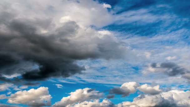 Zeitraffer-Clip von weißen, flauschigen Wolken über blauem Himmel — Stockvideo