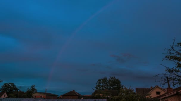 Regenboog in de avondlucht. Time-lapse — Stockvideo