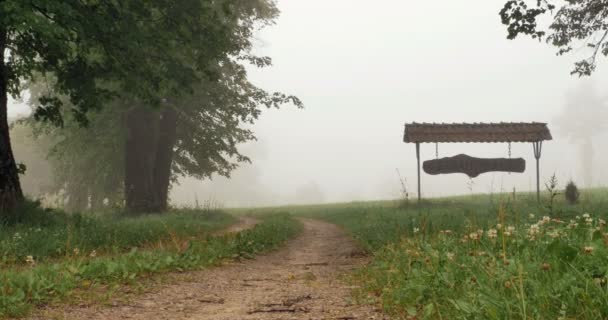 Знак маленького городка в туманном лесу — стоковое видео