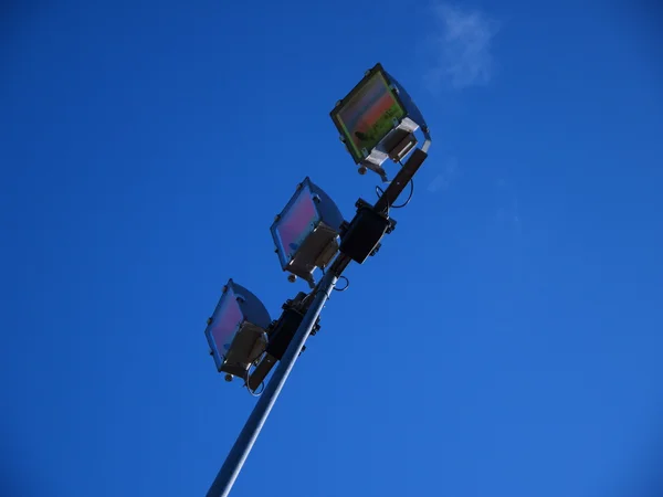 Stadion licht tegen blauwe hemel — Stockfoto