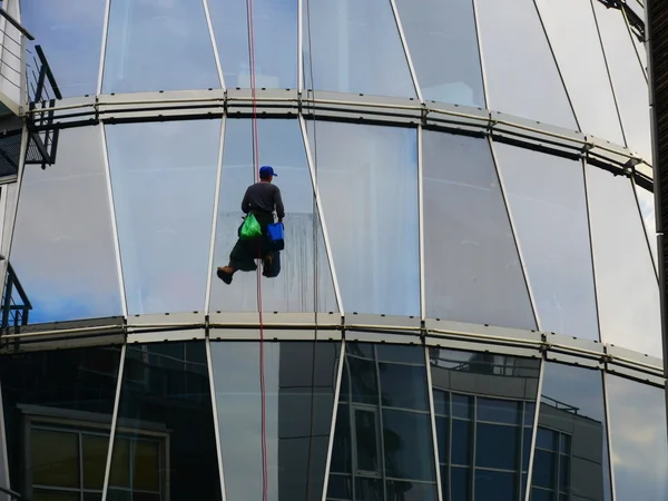 Travailleur nettoyage des fenêtres service sur le bâtiment — Photo