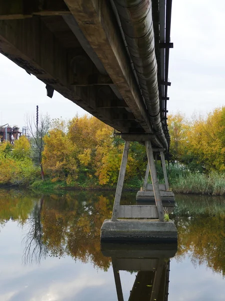 Architektur unter der Brücke — Stockfoto