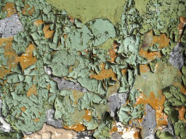 Boyalı duvarı soyarken yakın plan