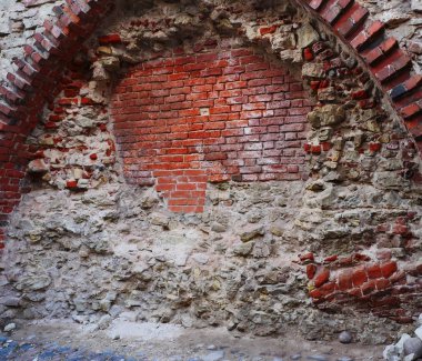 Riga tarihi kent çevresindeki taş duvarlar, antik kapısı