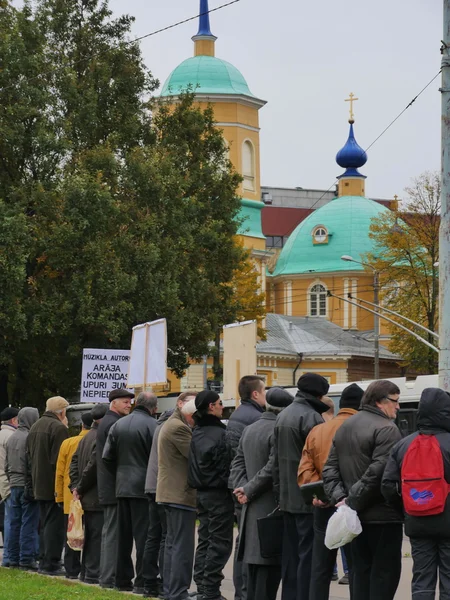 Riga, Łotwa października 16,2014 osób ludności są głosowania przeciwko nazistowskiej na Ukrainie obok Akademii Nauk w 16 października 2014 w Ryga, Łotwa — Zdjęcie stockowe