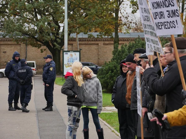 Riga, Łotwa października 16,2014 osób ludności są głosowania przeciwko nazistowskiej na Ukrainie obok Akademii Nauk w 16 października 2014 w Ryga, Łotwa — Zdjęcie stockowe