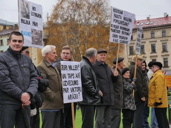 RIGA, LATVIA 16 DE OCTUBRE DE 2014 Los civiles votan contra los nazis en Ucrania junto a la academia de ciencias en 16 de octubre de 2014 Riga, Letonia —  Fotos de Stock