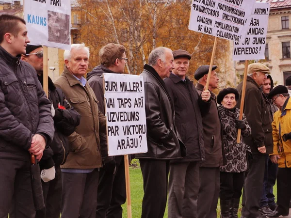 RIGA, LATVIA 16 DE OCTUBRE DE 2014 Los civiles votan contra los nazis en Ucrania junto a la academia de ciencias en 16 de octubre de 2014 Riga, Letonia — Foto de Stock