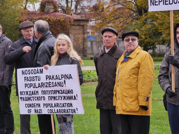 RIGA, LETTONIE 16 OCTOBRE 2014 Des civils votent contre les nazis en Ukraine à côté de l'académie des sciences en Octobre 16, 2014 Riga, Lettonie — Photo