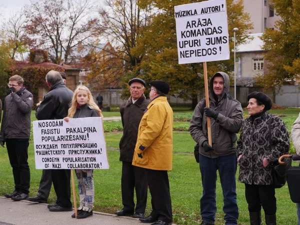 RIGA, LATVIA 16 DE OCTUBRE DE 2014 Los civiles votan contra los nazis en Ucrania junto a la academia de ciencias en 16 de octubre de 2014 Riga, Letonia —  Fotos de Stock