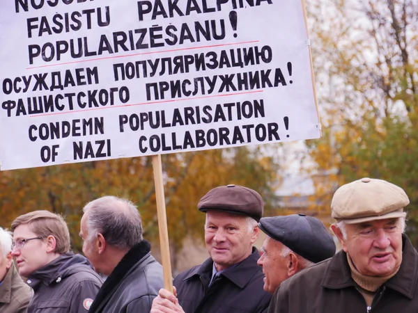 РИГА, ЛАТВИЯ 16 ОКТЯБРЯ 2014 Гражданские люди голосуют против нацистов в Украине рядом с Академией наук 16 октября 2014 года Рига, Латвия — стоковое фото