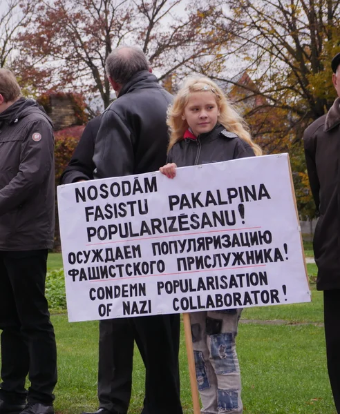 RIGA, LATVIA 16 DE OCTUBRE DE 2014 Los civiles votan contra los nazis en Ucrania junto a la academia de ciencias en 16 de octubre de 2014 Riga, Letonia — Foto de Stock