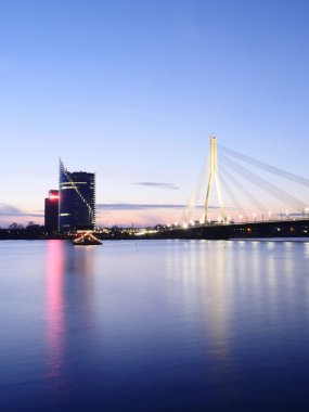 Riga Nehri ve Vansu Köprüsü manzarasına
