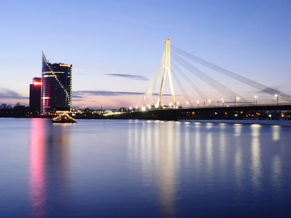 Uitzicht op Riga rivier en Vansu brug — Stockfoto