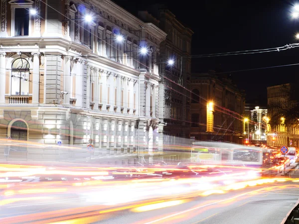 NIght viw of Historic bulding and light trails in european city — Stock Photo, Image