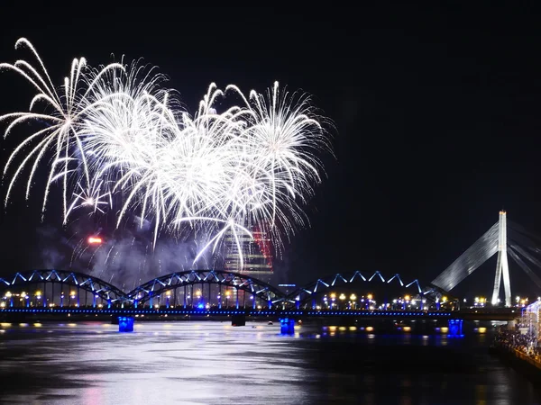 Fogos de artifício em grande cidade europeia Riga — Fotografia de Stock