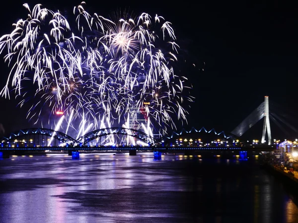 Fogos de artifício em grande cidade europeia Riga — Fotografia de Stock