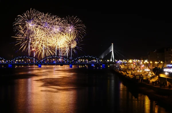 Fogos de artifício em grande cidade europeia Riga — Fotografia de Stock