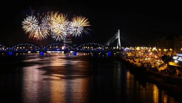Fogos de artifício em grande cidade europeia Riga — Fotografia de Stock