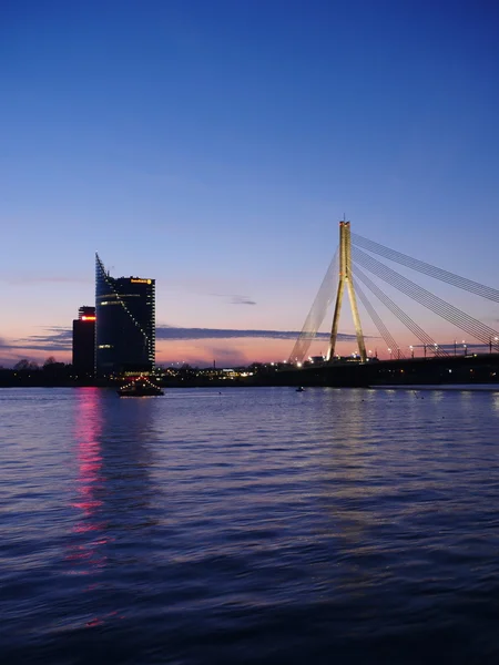 Uitzicht op Riga rivier en Vansu brug — Stockfoto