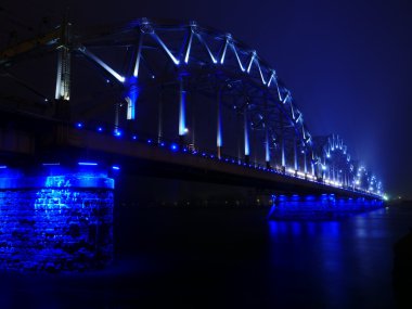 Demiryolu Köprüsü ışıklar siste, Riga