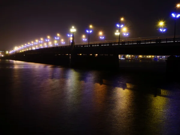 Puente de piedra luces en la niebla, Riga — Foto de Stock