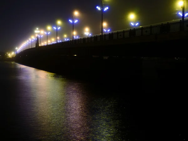 Luci Stone Bridge nella nebbia, Riga — Foto Stock