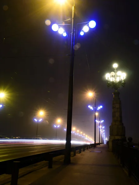 Luci Stone Bridge nella nebbia, Riga — Foto Stock