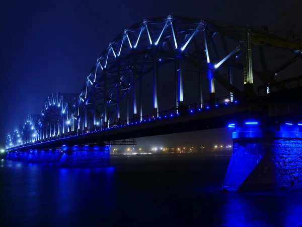 Feux de pont ferroviaire dans le brouillard, Riga — Photo