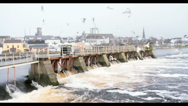 Vista en la central hidroeléctrica en el río en Irlanda — Vídeo de stock