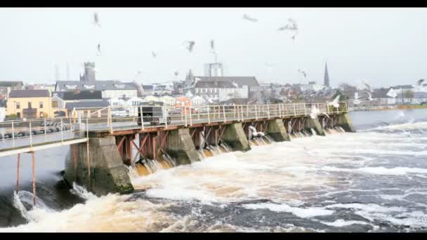 Waterkrachtcentrale aan de rivier in Ierland bekijken — Stockvideo