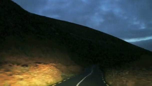 밤에 고속도로 안개 구름에 비록 작은 마을에 과속 — 비디오
