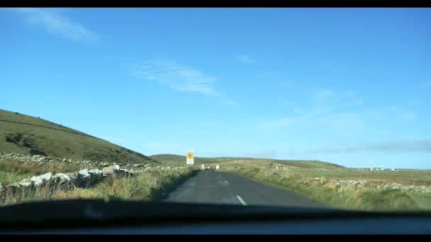 Camino en el desierto con montañas en el fondo , — Vídeos de Stock