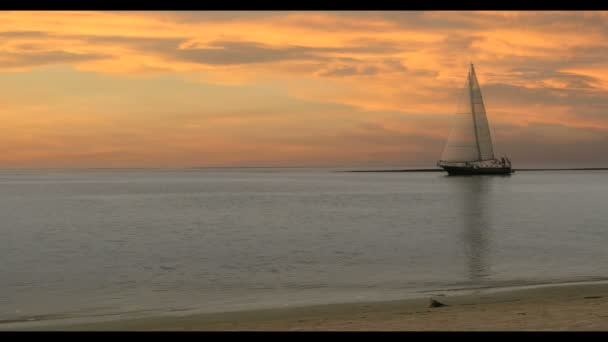 Bateau au coucher du soleil Ciel sur la mer Baltique - Riga, Lettonie — Video