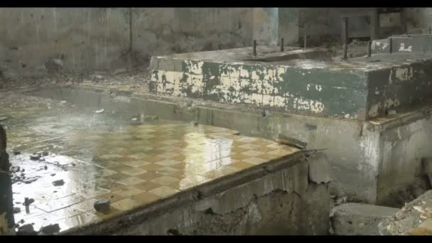 Verlassene Fabrikruinen bei Regen, austretendes Wasser — Stockvideo