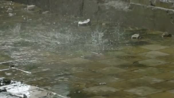 Ruínas de fábrica abandonadas no dia de chuva, vazamento de água — Vídeo de Stock