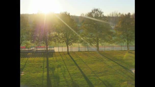 Timelapse du coucher de soleil dans le parc avec stade, Lettonie — Video