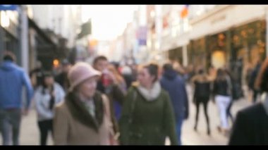 Kalabalık anonim insanların meşgul Dublin street yürüyüş